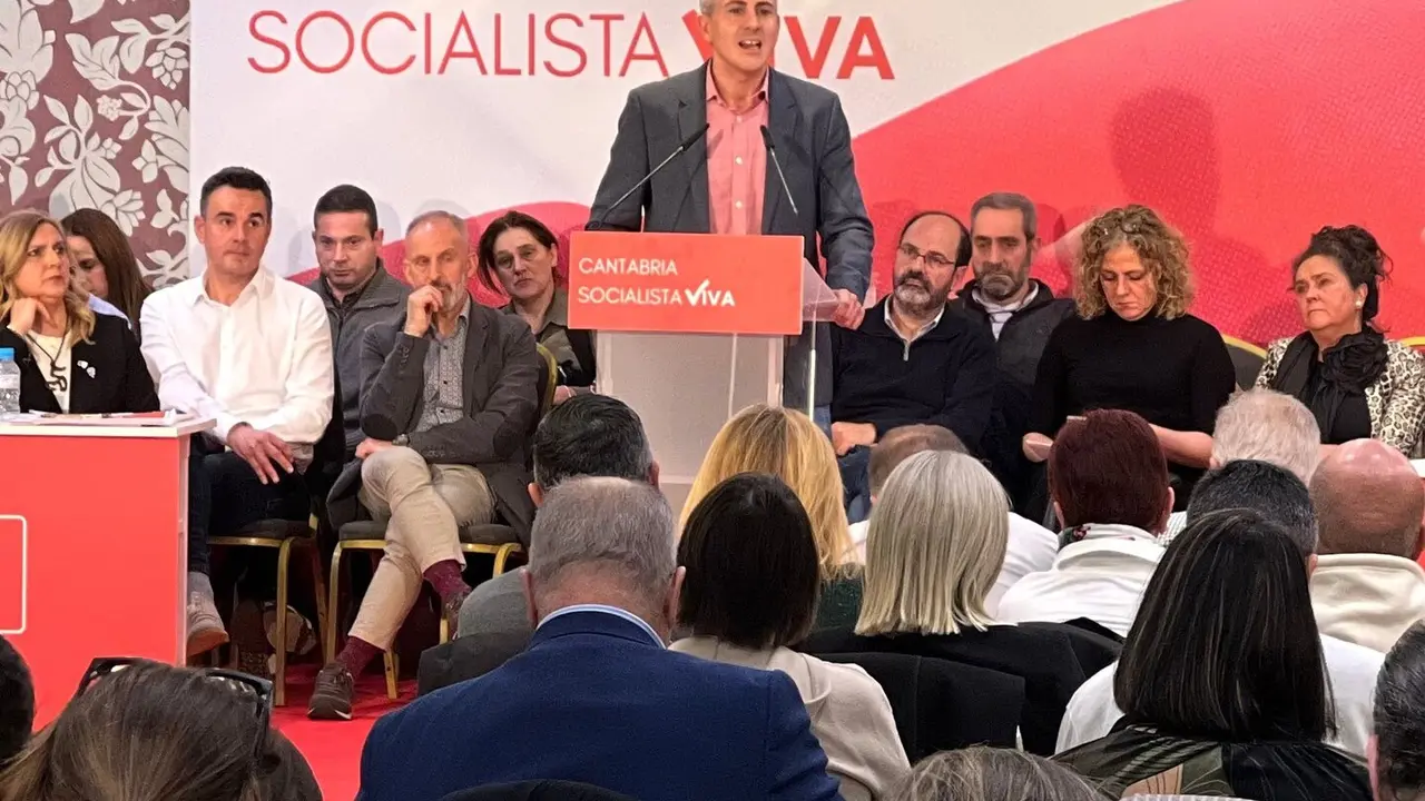 El secretario general del PSC-PSOE, Pablo Zuloaga, en el Comit&eacute; Regional