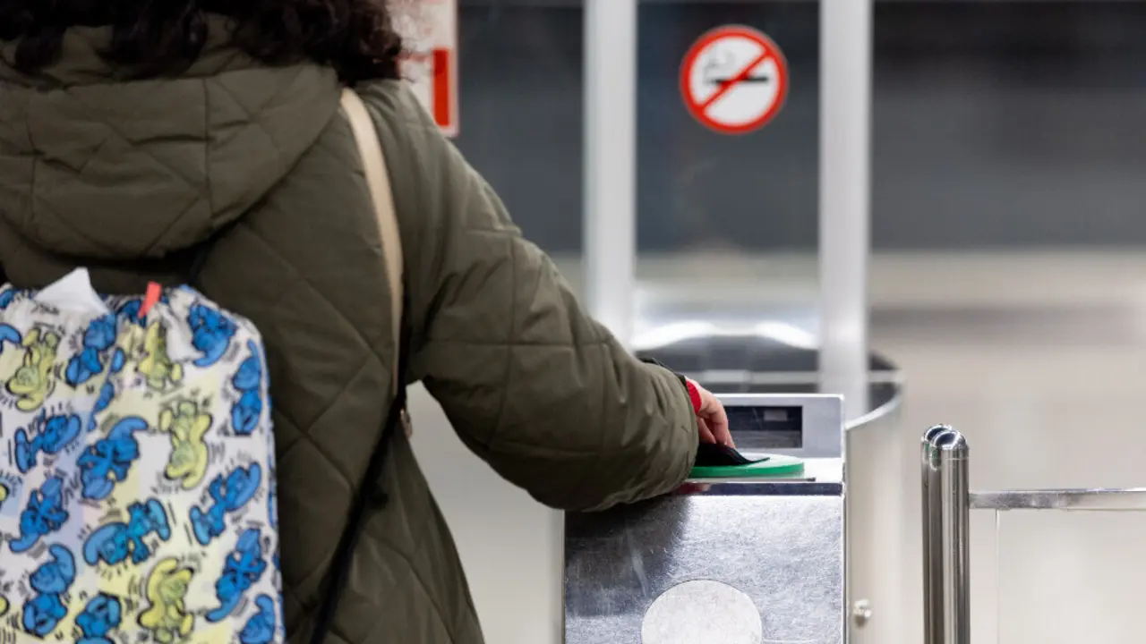 Una persona pasa su abono en la estaci&oacute;n de Metro de M&oacute;stoles Central, a 23 de enero de 2025, en M&oacute;stoles, Madrid (Espa&ntilde;a) | Foto- Eduardo Parra