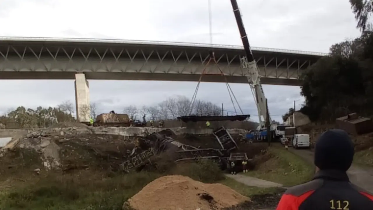 Reabierto al tr&aacute;fico el tramo de la carretera une Pesu&eacute;s y Puente cerrado por el descarrilamiento