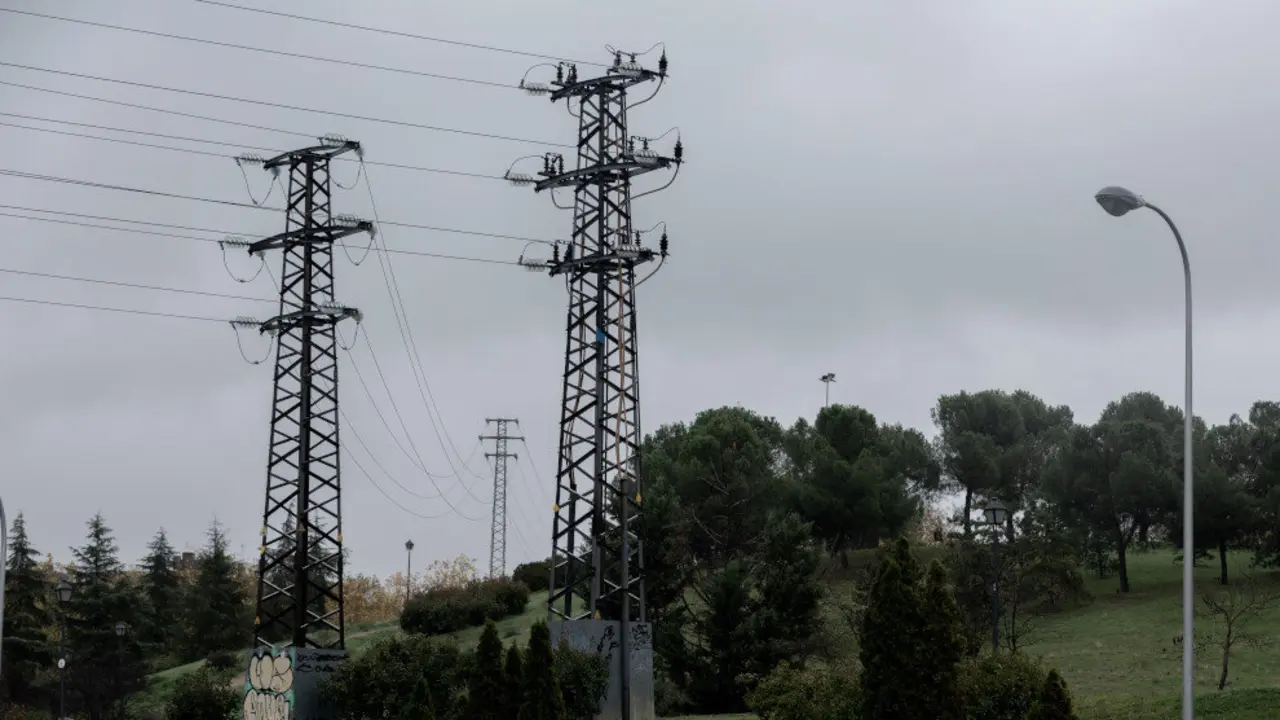 Vista de dos torre de alta tensi&oacute;n