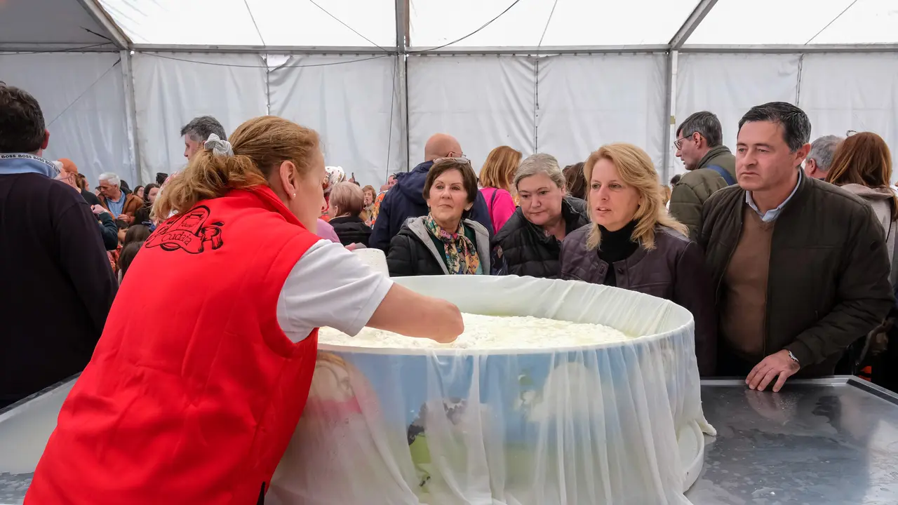 12:00 horas. Bo. Trasierra, Ruiloba. La consejera de Desarrollo Rural, Ganader&iacute;a, Pesca y Alimentaci&oacute;n, Mar&iacute;a Jes&uacute;s Susinos, asiste a la VIII Feria de la Leche. 16   de febrero de 2025 &copy; Ra&uacute;l Lucio