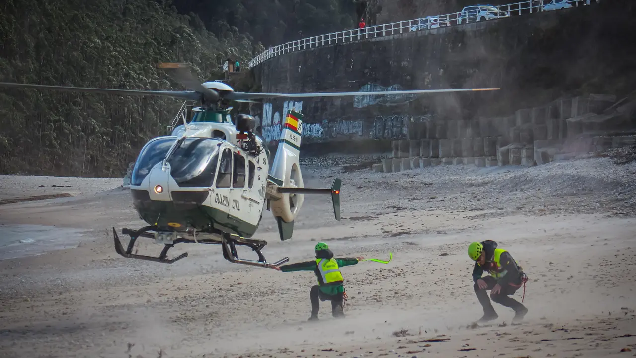 Labores de b&uacute;squeda del vecino de Cantabria desaparecido en la costa llanisca.-ARCHIVO