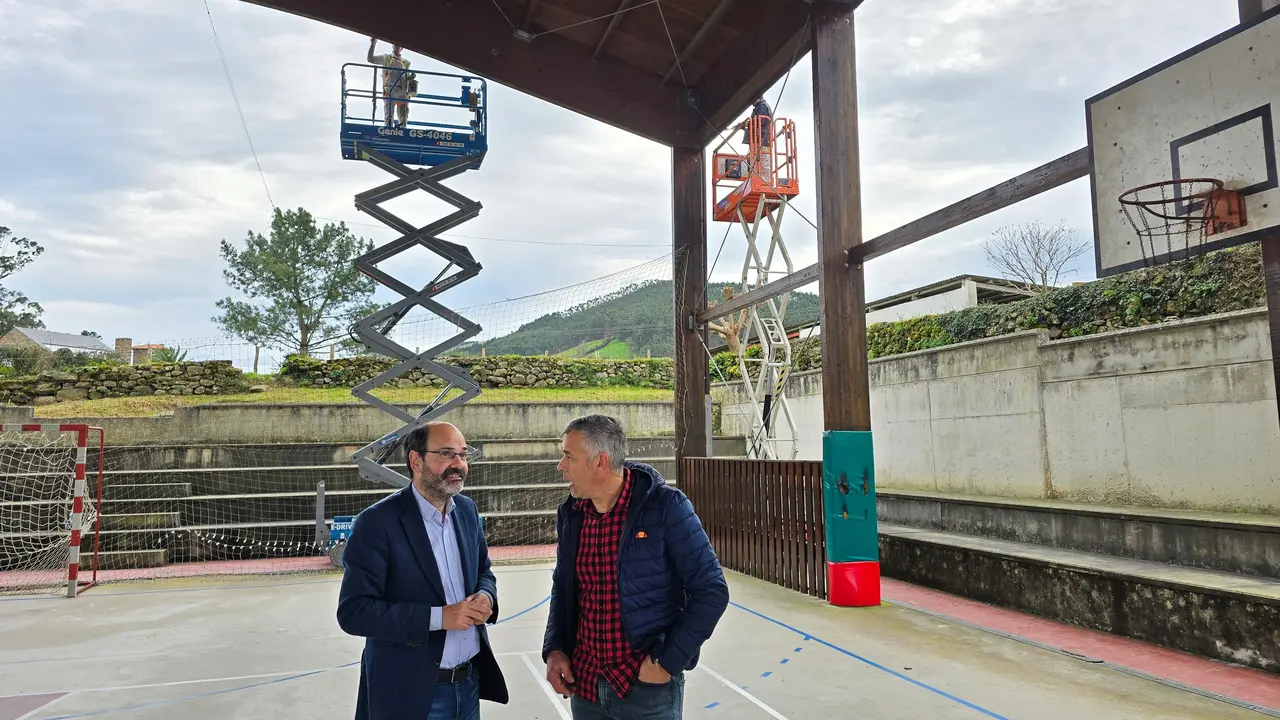 El concejal Jos&eacute; Luis Urraca en una visita a la pista cubierta Jes&uacute;s Velarde de Vi&eacute;rnoles