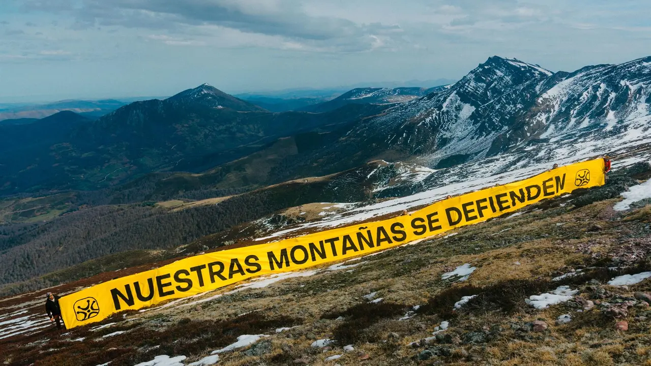 Pancarta 'Nuestras montañas se defienden' en Peña Labra