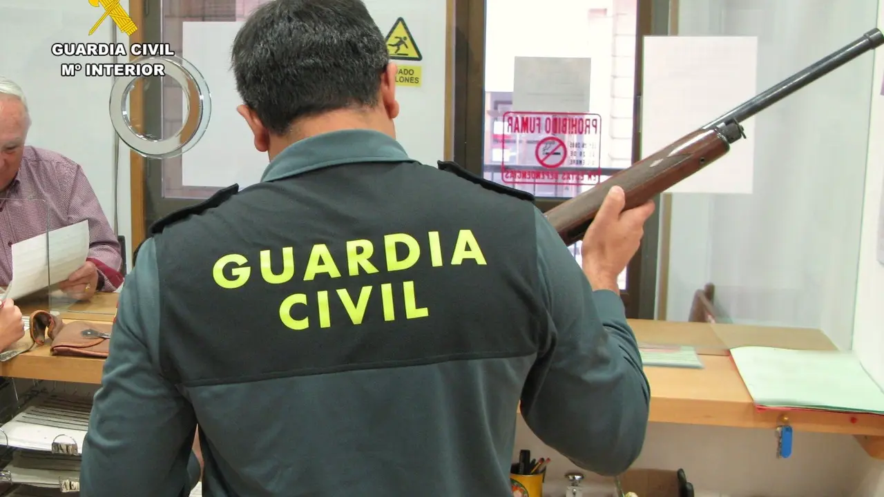 Inspecci&oacute;n de un arma en la Intervenci&oacute;n de Armas y Explosivos de la Guardia Civil de Santander