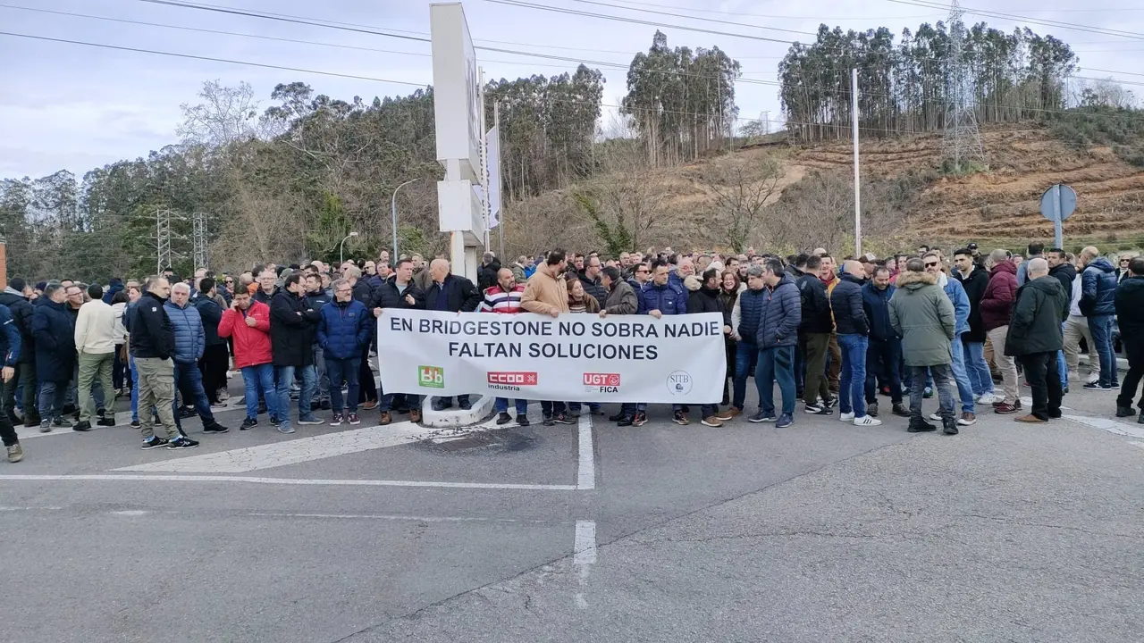 Concentración de la plantilla de la planta de Bridgestone en Puente San Miguel (Reocín)