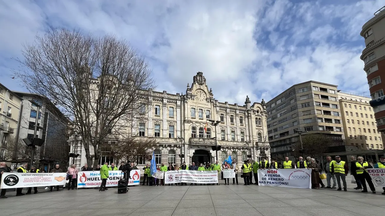 Concentración de pensionistas de diversas comunidades autónomas en Santander