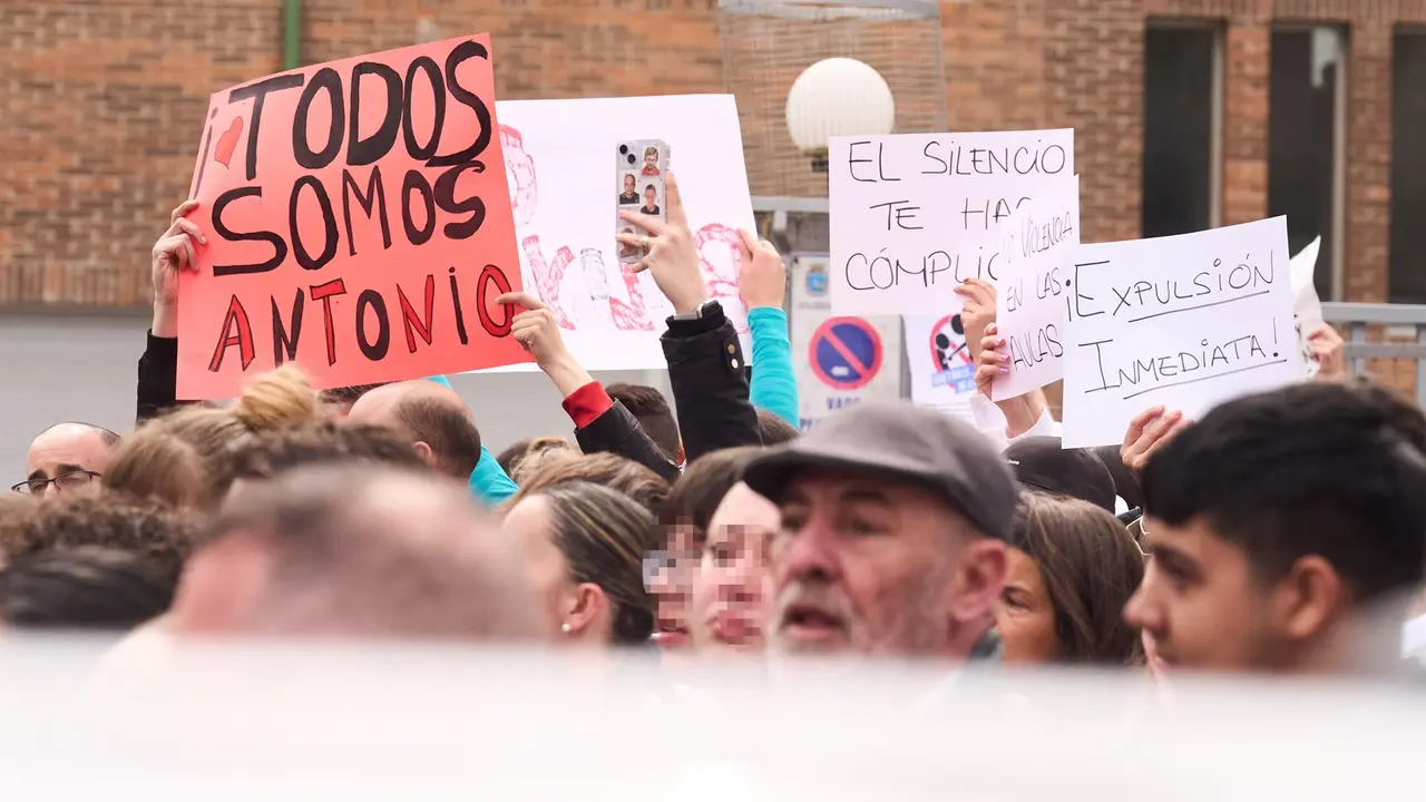 Varias personas con carteles durante una concentración de apoyo al alumno del IES Torres Quevedo con parálisis que fue agredido por parte de varios compañeros
