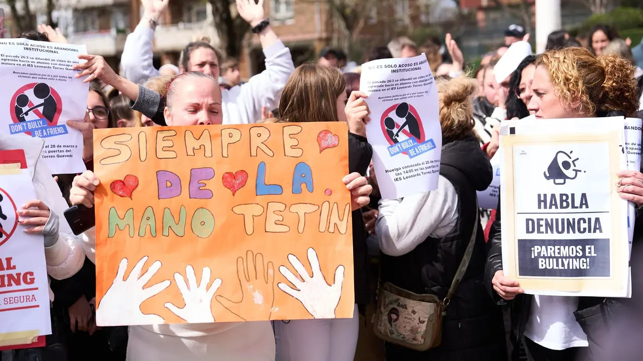 Varias personas con carteles durante una concentración de apoyo al joven con parálisis cerebral que sufrió bullying por parte de cuatro alumnos, en el IES Torres Quevedo
