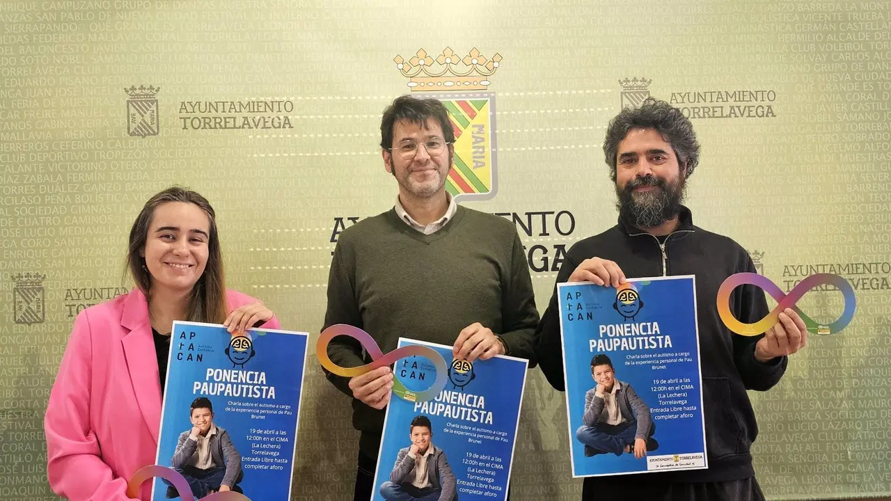 El concejal de Bienestar Social, Alberto Rubio, y Elena Canales y Alberto Baliñas, de APTACAN