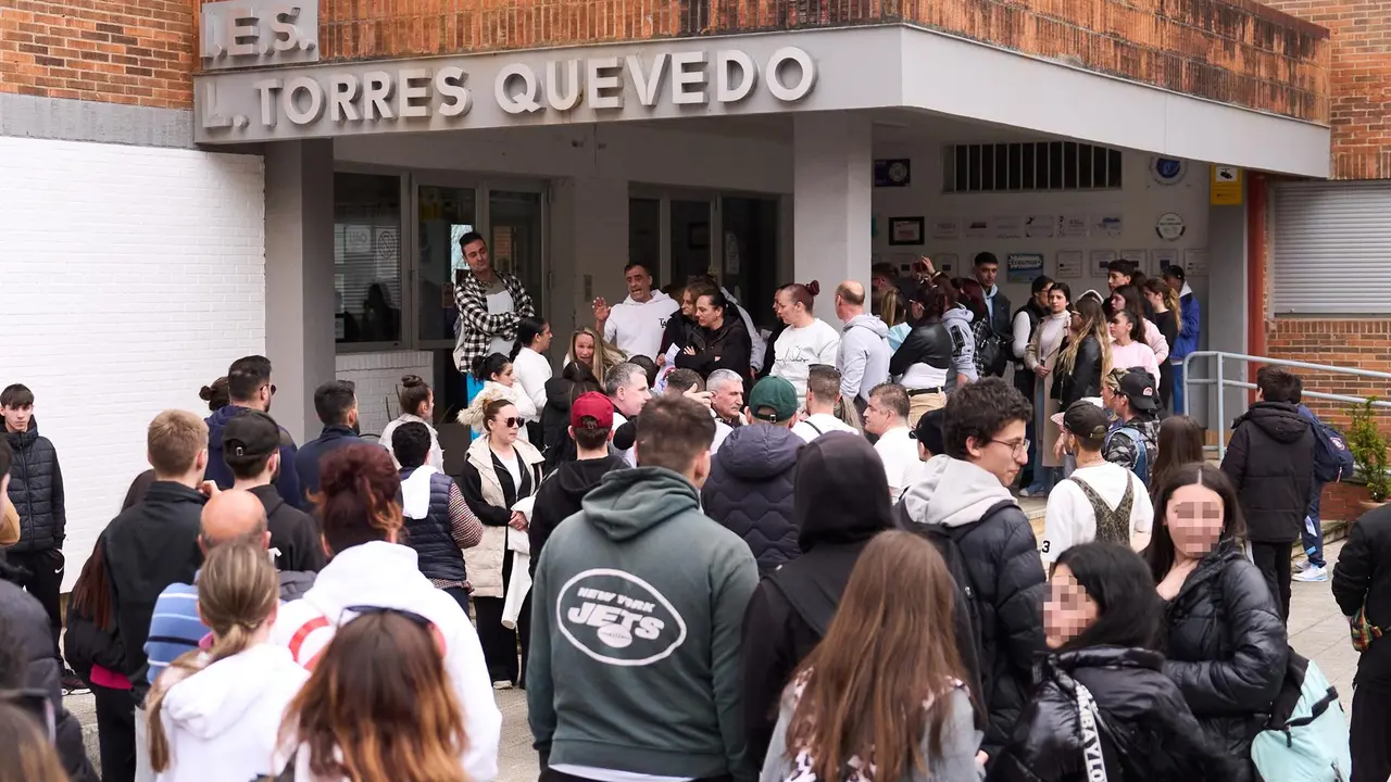 Concentración en el IES Torres Quevedo de Santander en apoyo al alumno agredido
