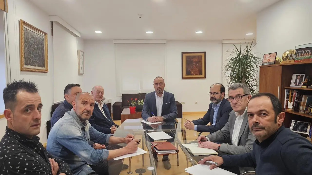 Reunión del alcalde y concejales de Torrelavega con el comité de empresa de Bridgestone