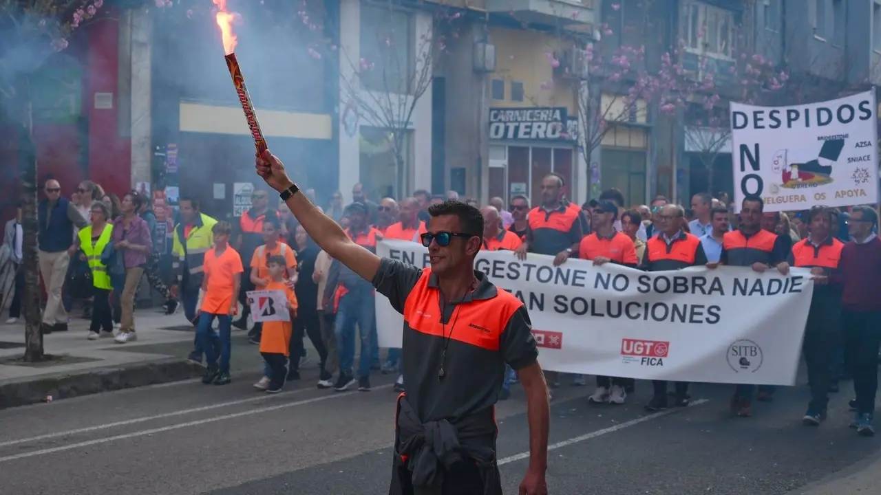 Miles de personas se manifiestan contra los despidos en Bridgestone
