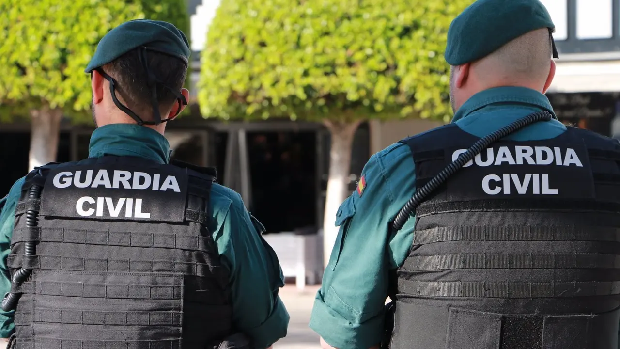 Patrulla de agentes de la Guardia Civil