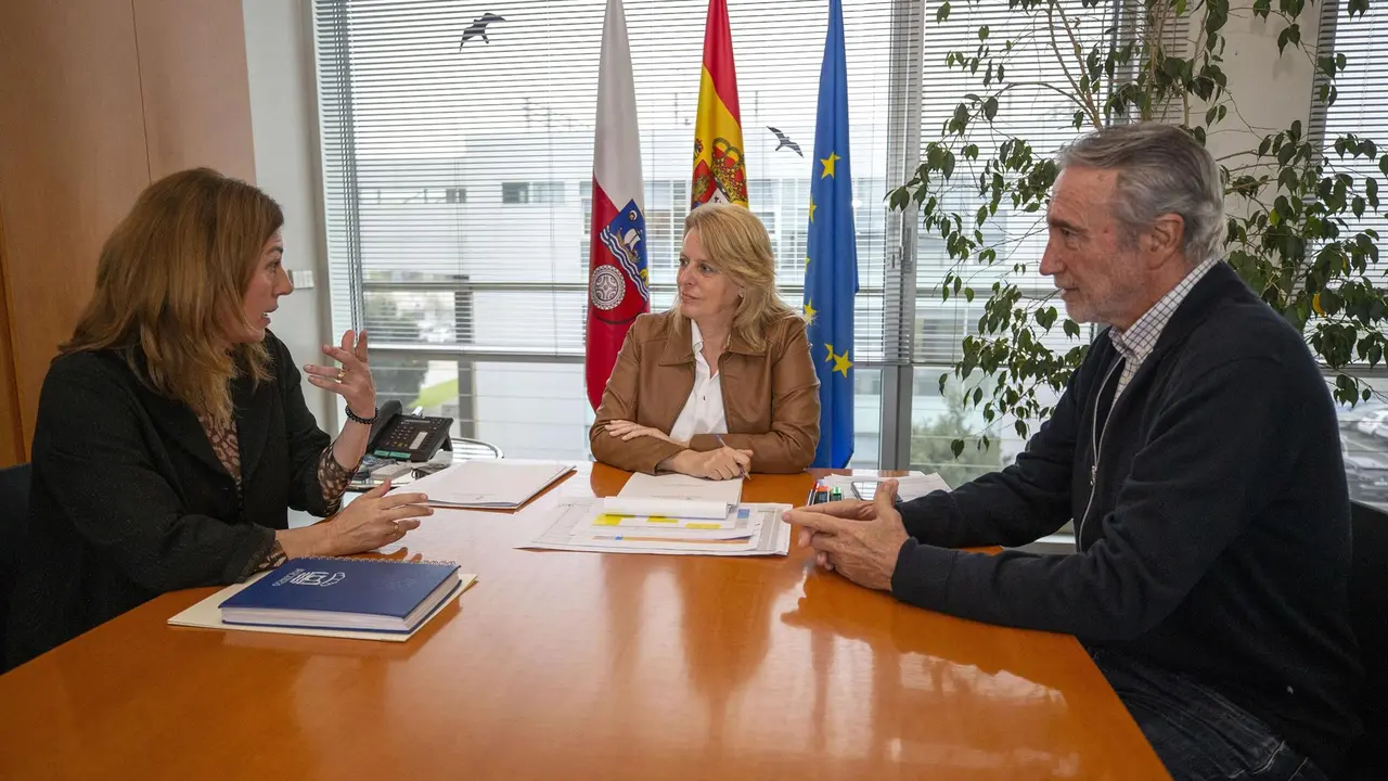 La consejera de Desarrollo Rural, Ganadería, Pesca y Alimentación, María Jesús Susinos (centro), se reúne con la alcaldesa de Polanco, Rosa Díaz (izda)