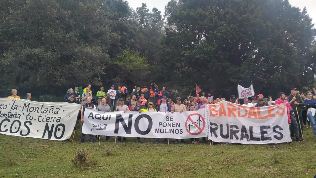 Cerca de 300 personas participan en una marcha de montaña en Voto y Ruesga para protestar contra los parques eólicos
