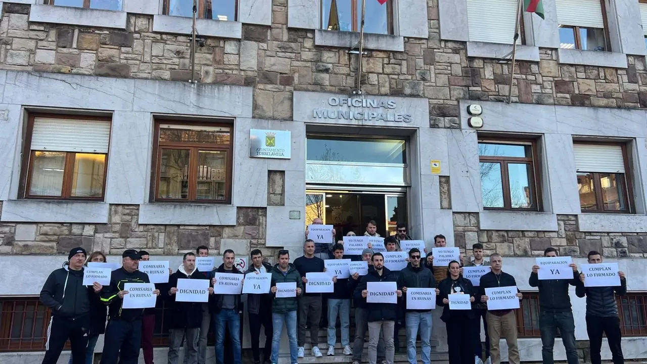 Concentración de Policía Local en Torrelavega