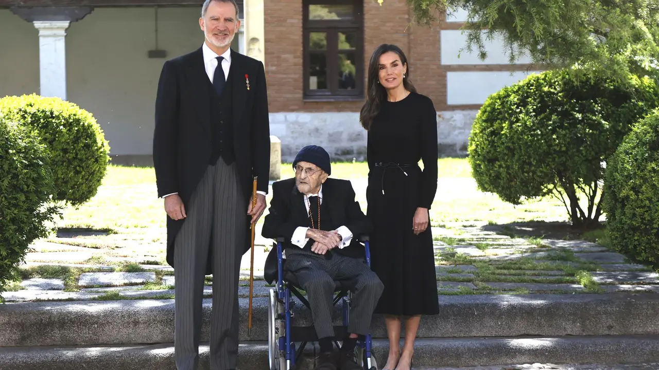 El Rey Felipe, Álvaro Pombo y la Reina Letizia posan a la salida de la entrega del Premio de Literatura en Lengua Castellana &ldquo;Miguel de Cervantes&rdquo; 2024