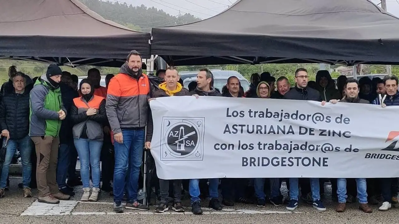 En la jornada de huelga de este sábado se ha desplazado hasta la planta productiva de Puente San Miguel una delegación de trabajadores de Azsa en Hinojedo para mostrar su solidaridad con la plantilla de Bridgestone