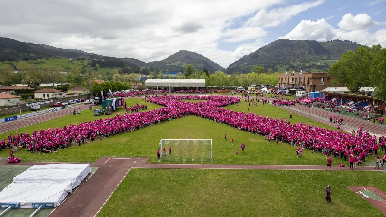 Más de 7.000 personas participan en el 'Lazo rosa' de Luchemos por la Vida, que no consigue el Récord Guinness