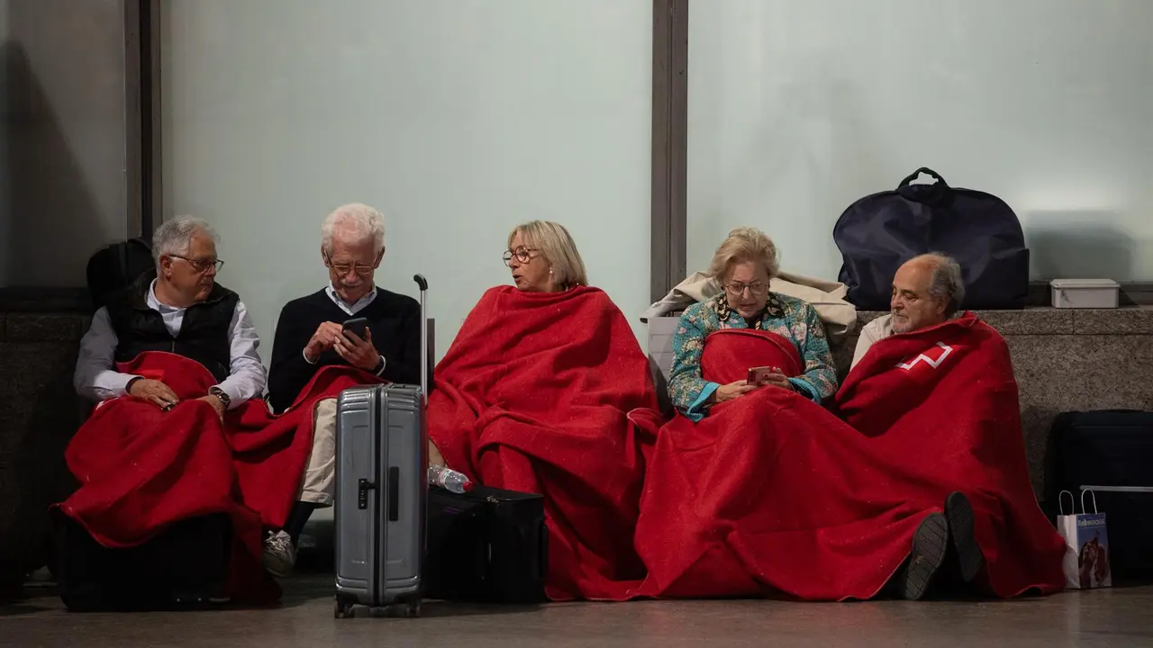 Decenas de personas se refugian en la estación de tren de Atocha, Madrid