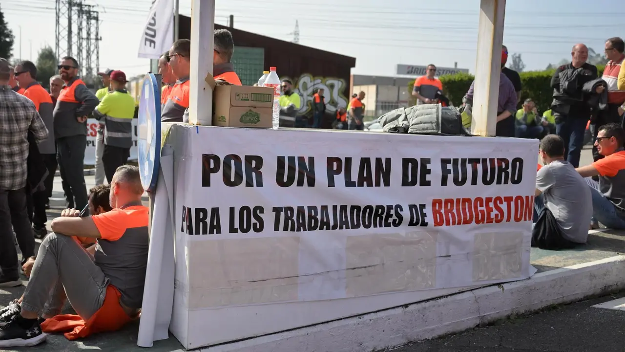 Concentración de trabajadores de Bridgestone en Puente San Miguel previa a la manifestación del 8 de abril
