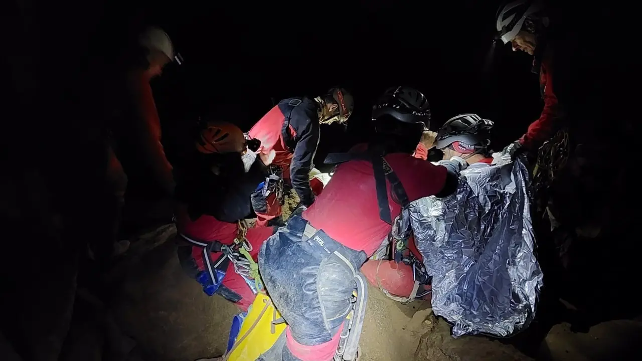 Rescate del espeleólogo herido en una cueva de Arredondo