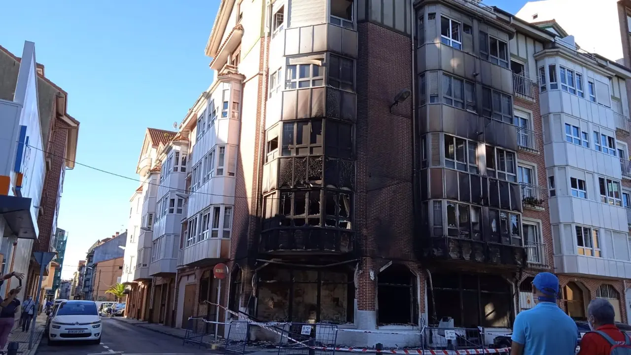 Estado del edificio tras el incendio en el local comercial