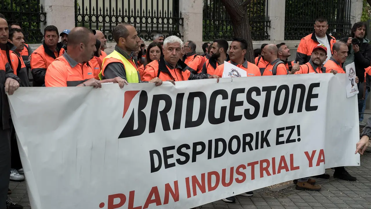 Varios trabajadores de Bridgestone con una pancarta durante una concentración en Madrid frente a la Embajada de Japón