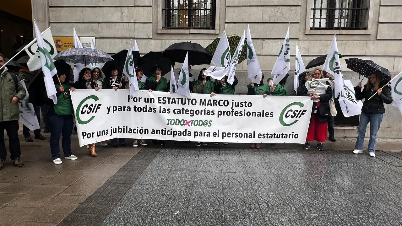 Concentración de delegados de CSIF en la Delegación del Gobierno