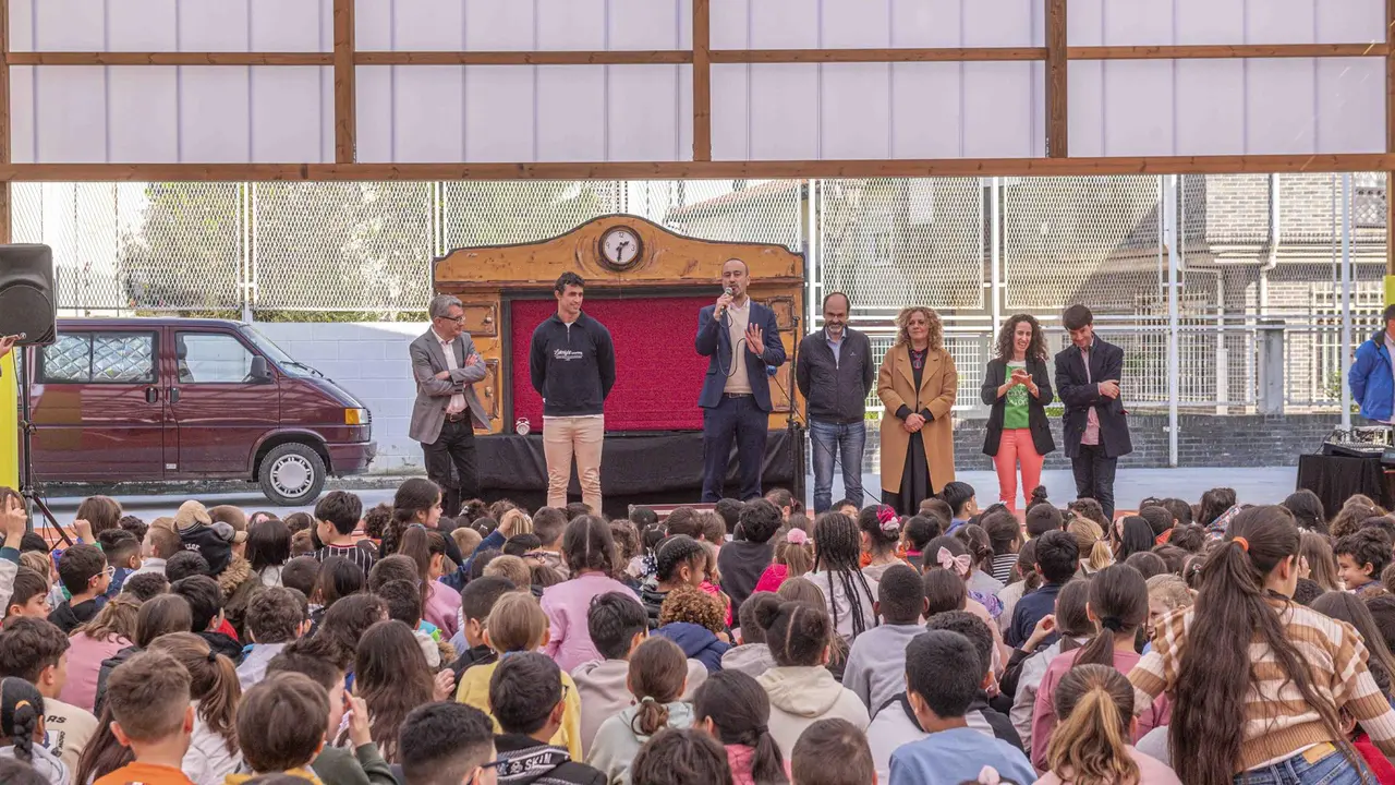 El alcalde de Torrelavega, Javier López Estrada, en el colegio Menéndez Pelayo