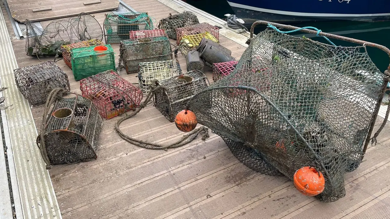 Agentes del Medio Natural incautan 24 artes de pesca prohibidas en la Bah&iacute;a de Santo&ntilde;a