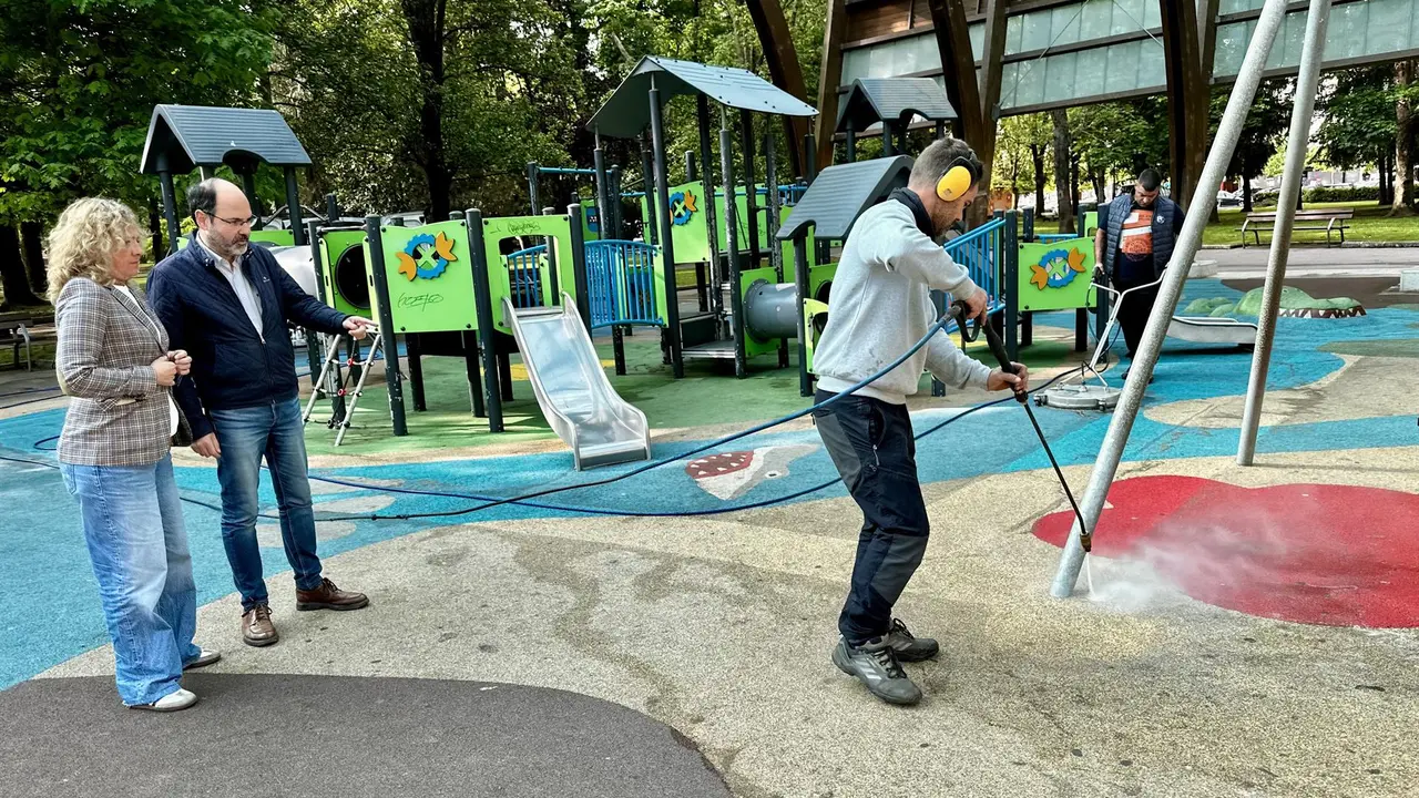 Los concejales José Luis Urraca y Patricia Portilla en el parque Manuel Barquín
