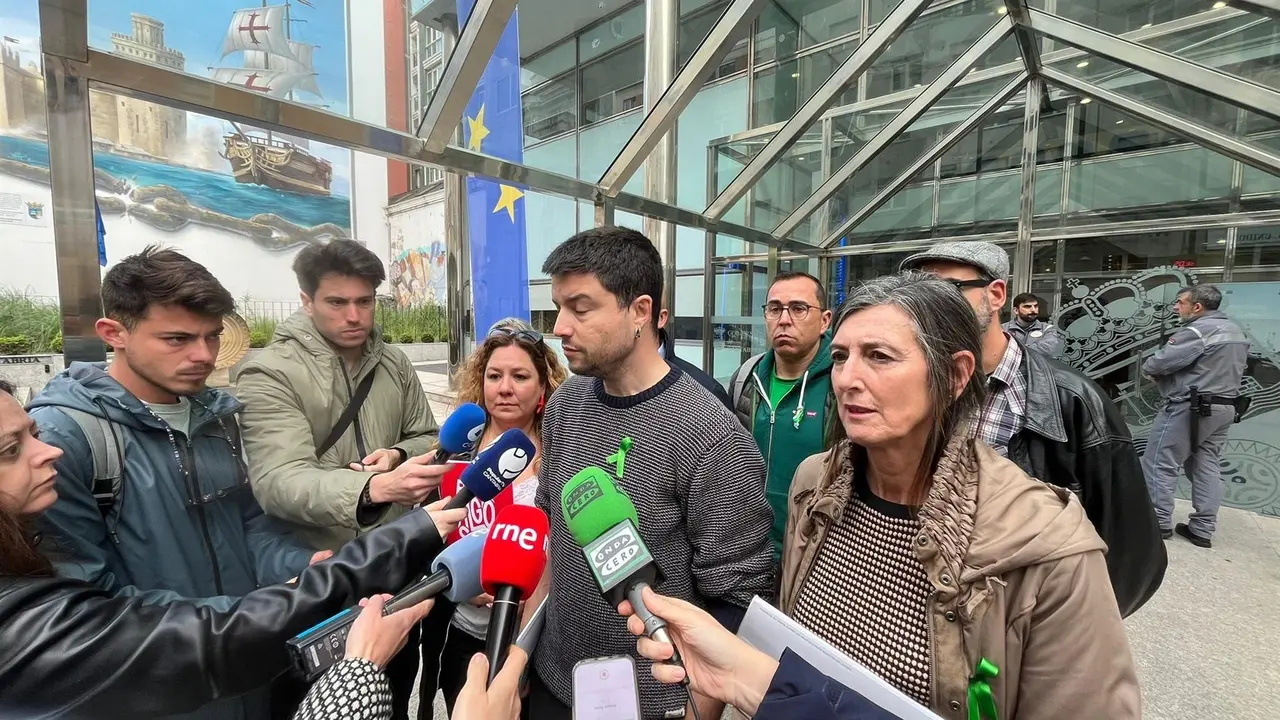 Miembros de la Junta de Personal Docente este martes junto a la sede del Gobierno de Cantabria