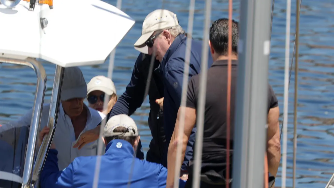 El rey Juan Carlos embarcando en el puerto deportivo