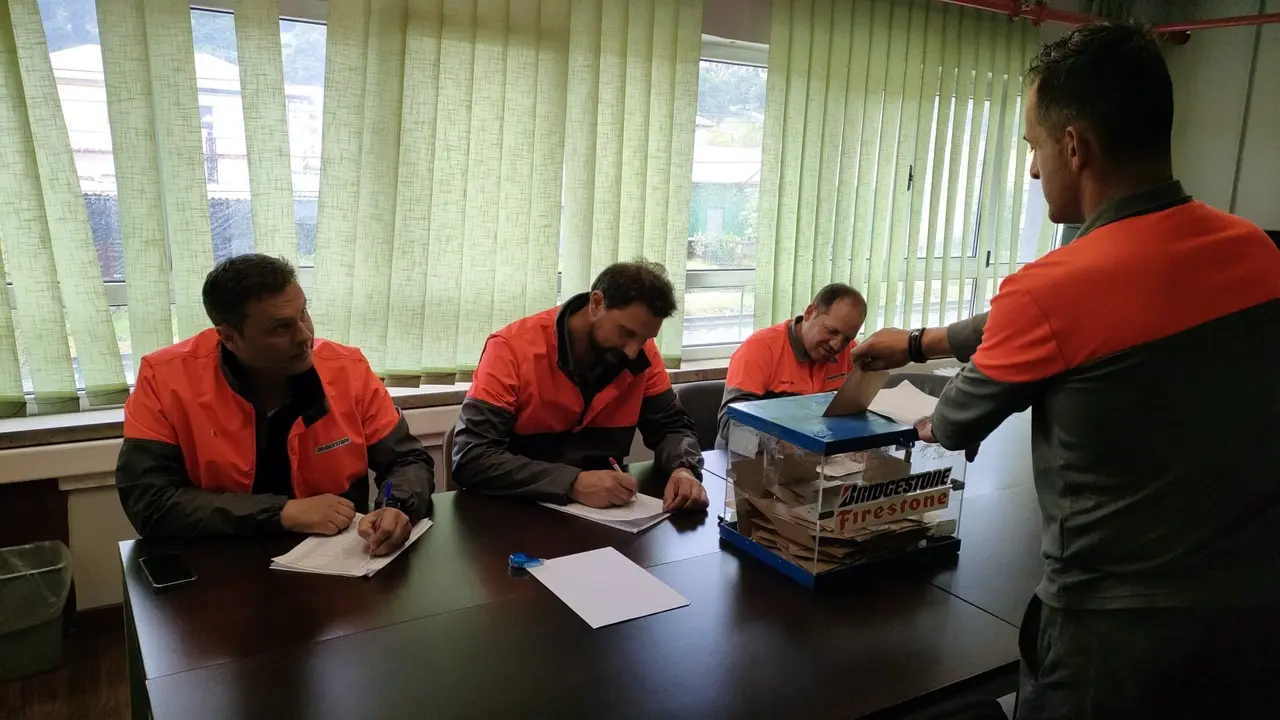 Votación del ERE en la planta de Puente San Miguel