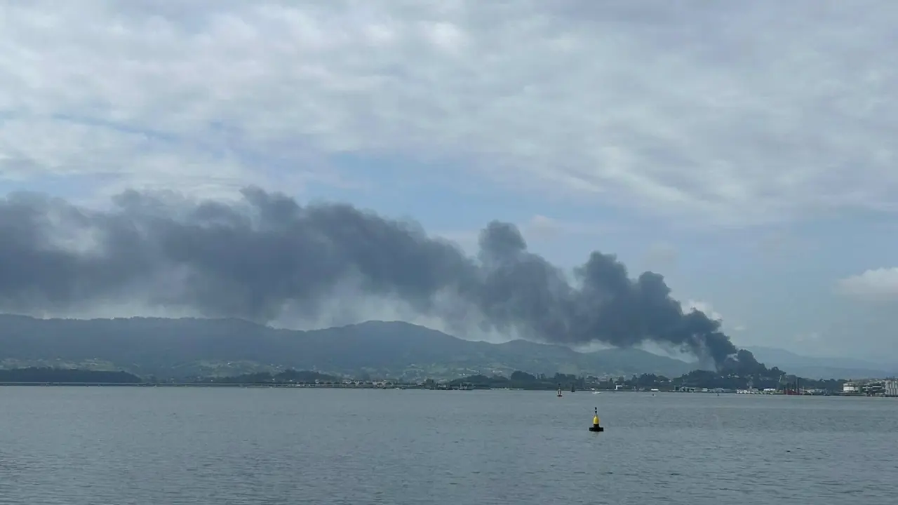 Humo generado por el incendio en la fundición