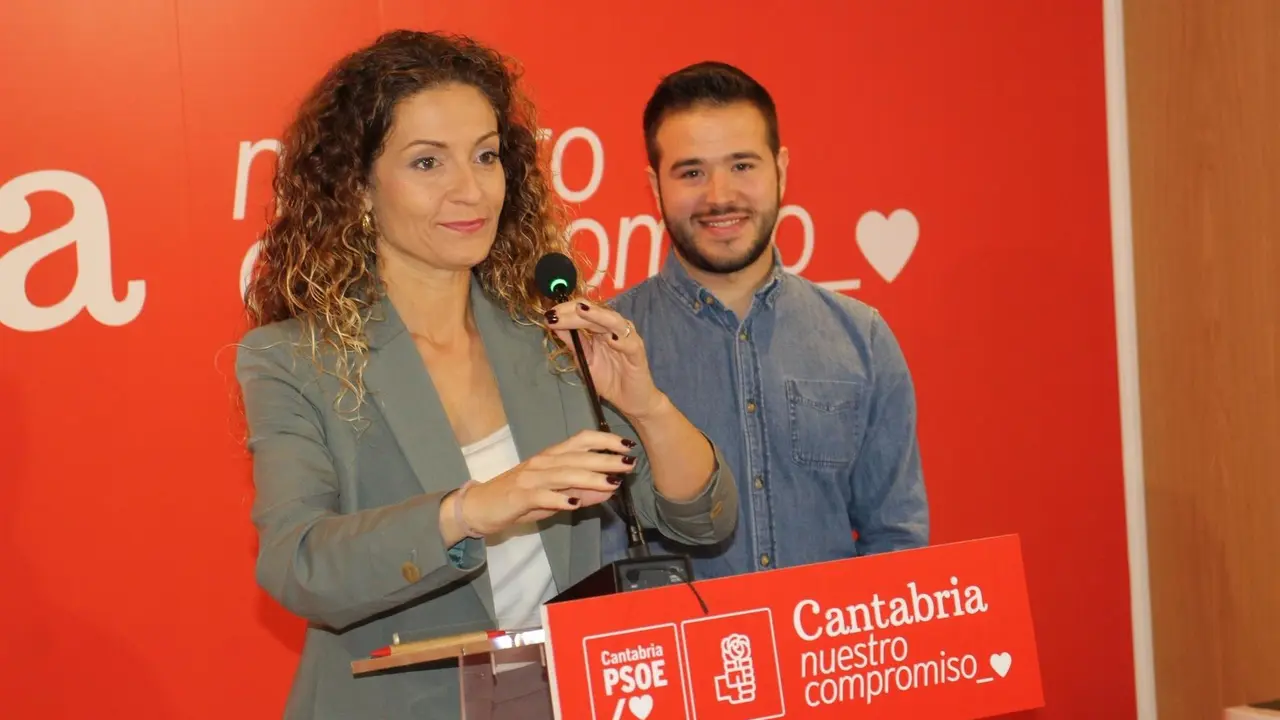 La portavoz del PSOE, Ainoa Quiñones, y el secretario general de Juventudes Socialistas, Fran Cano, en rueda de prensa