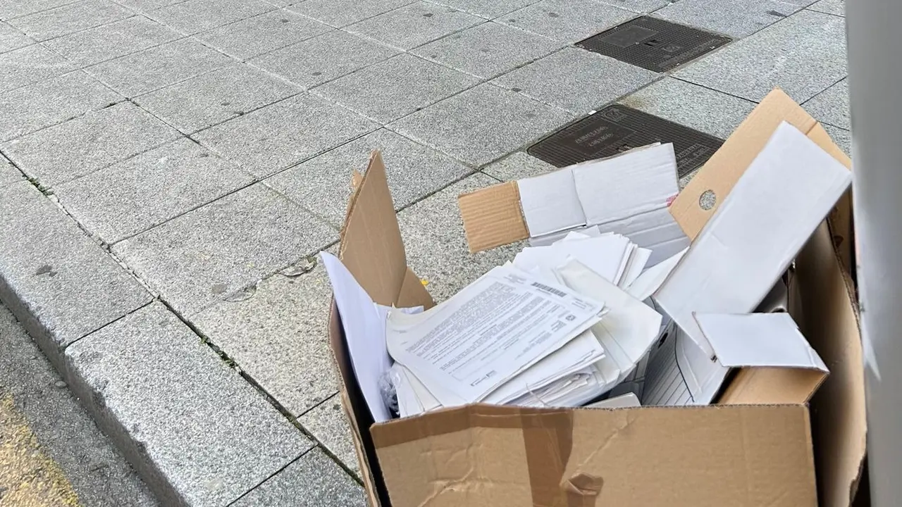 Documentos tirados en la calle. Foto| Twitter Felipe Pi&ntilde;a