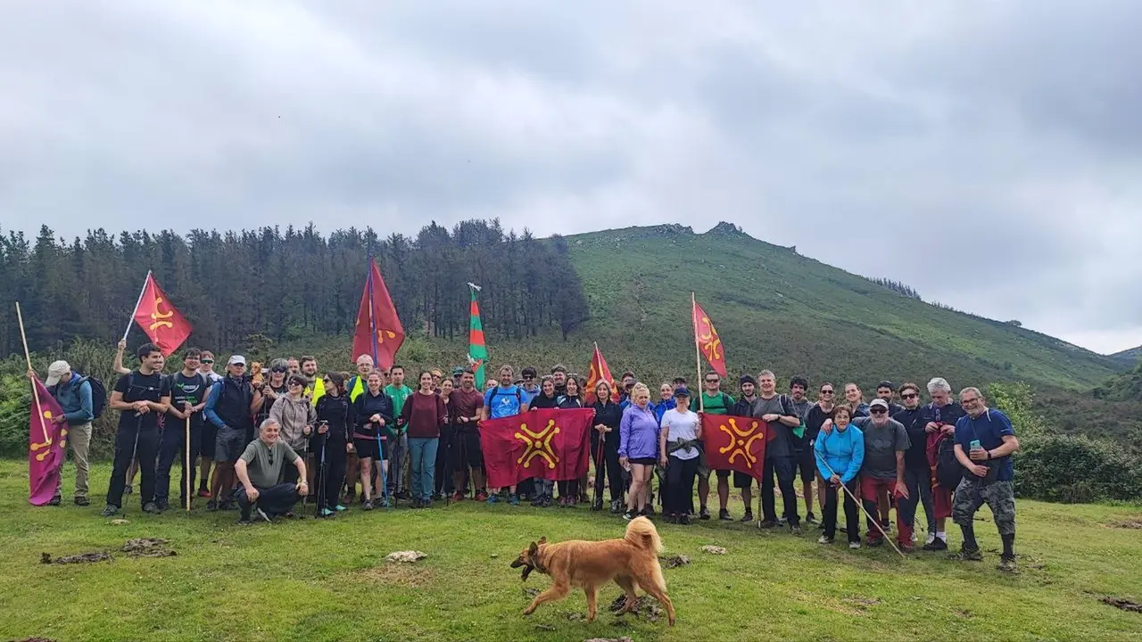 La agrupación local de Cantabristas Torrelavega ha movilizado este domingo a un centenar de personas para subir al Monte Dobra