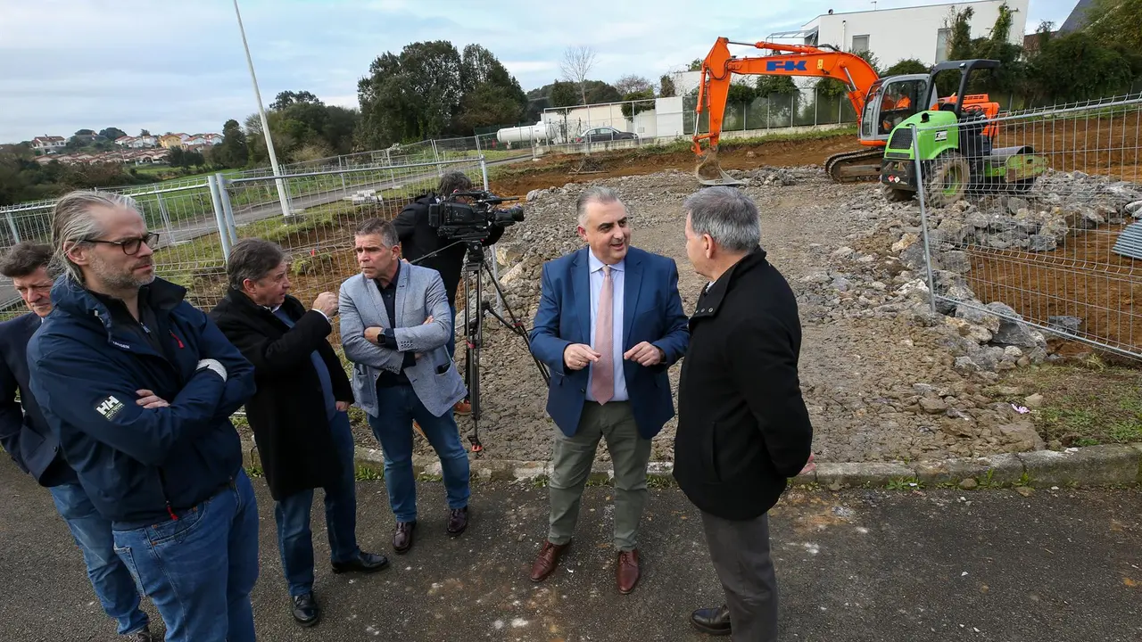 El consejero de Fomento, Roberto Media,al inicio de las obras de las viviendas de sustittución para los afectados por los derribos de Las LLamas II de Argoños