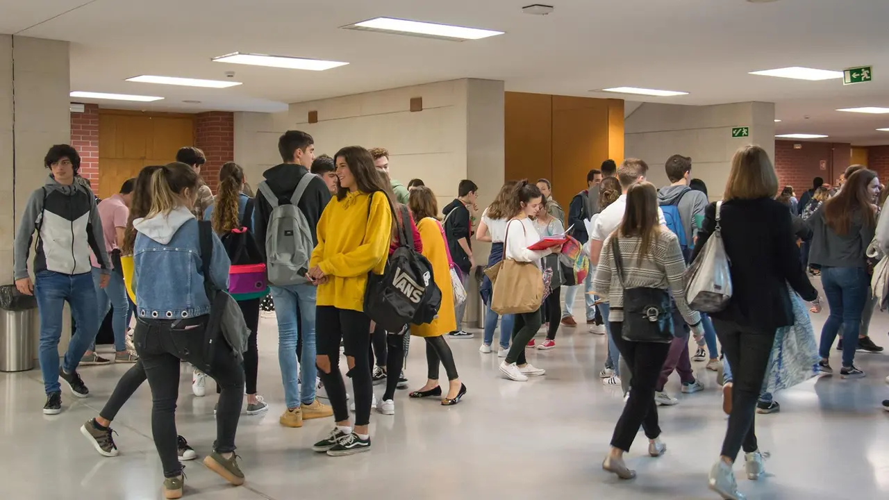 Jóvenes en la Universidad de Cantabria para realizar la selectividad