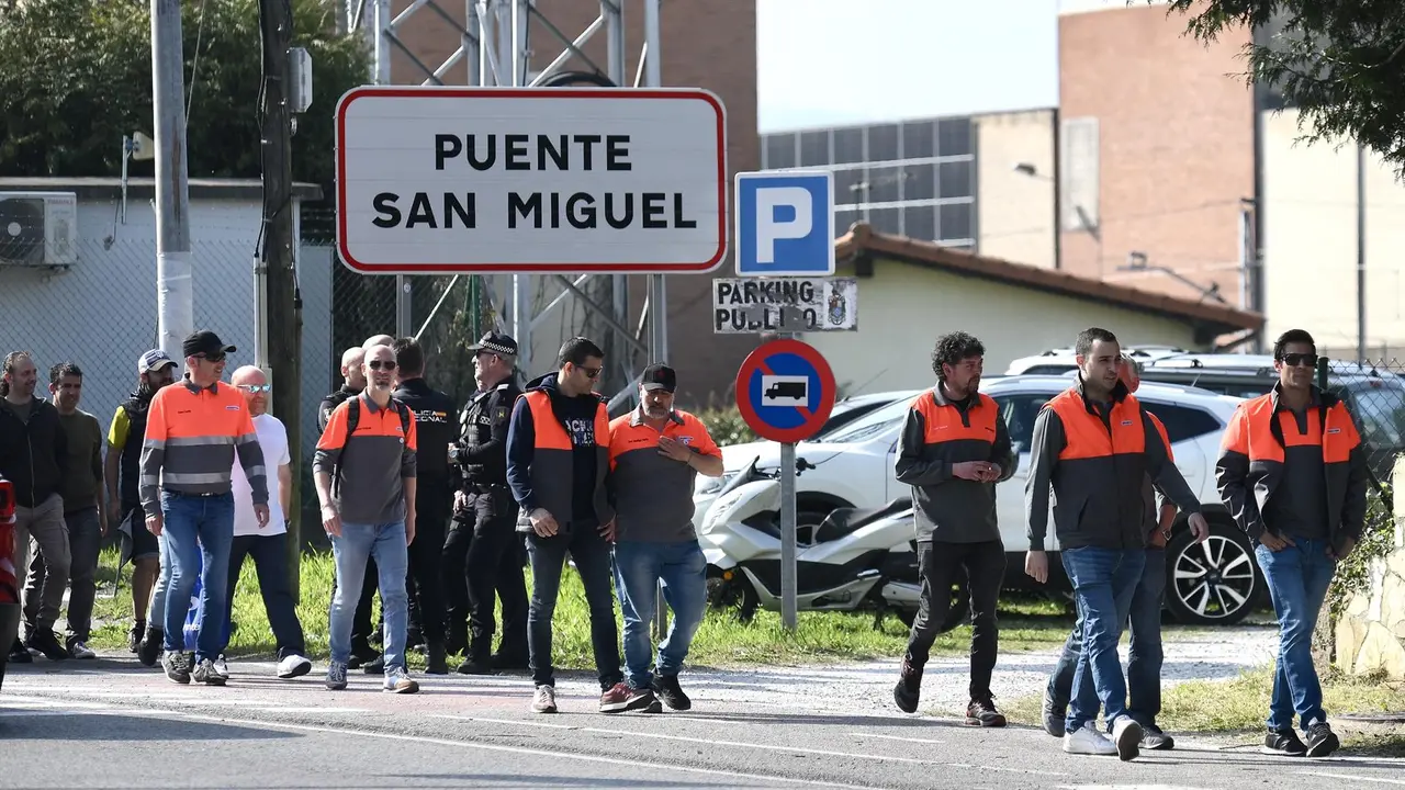 Varias personas durante la manifestación de la plantilla de Bridgestone