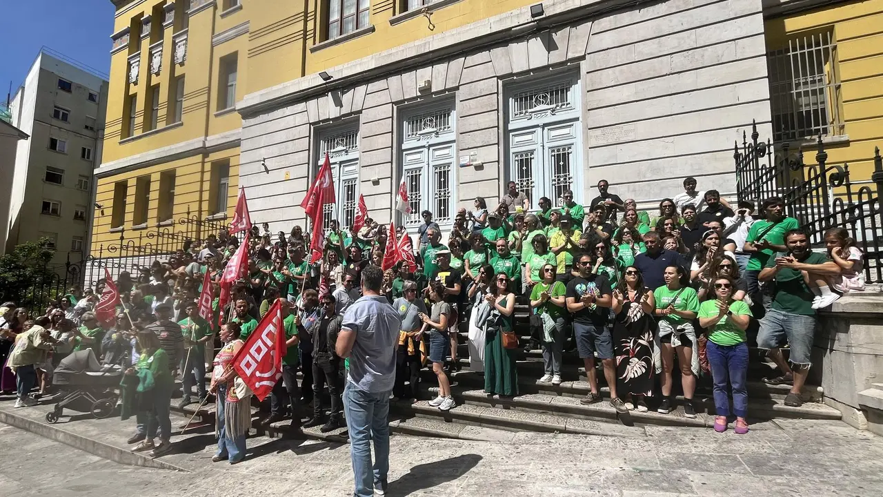 Concentración de los docentes en el IES Santa Clara de Santander para reclamar la adecuación salarial
