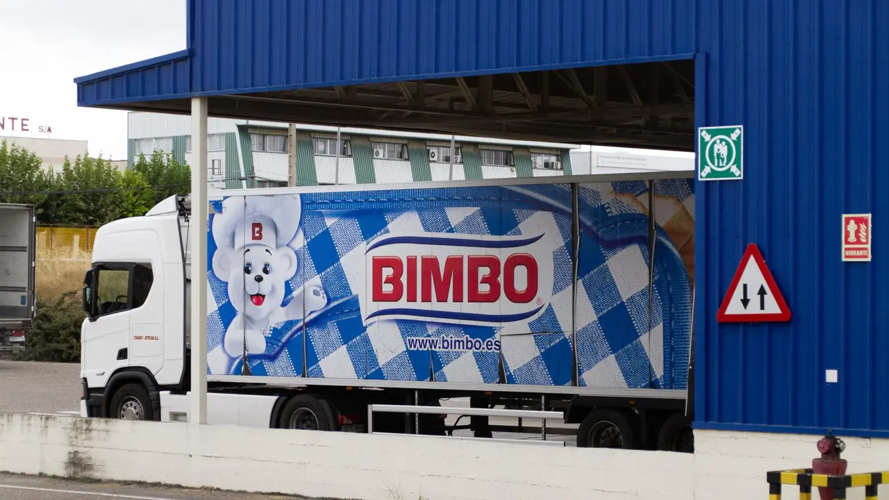 Un camión en la fábrica de Bimbo