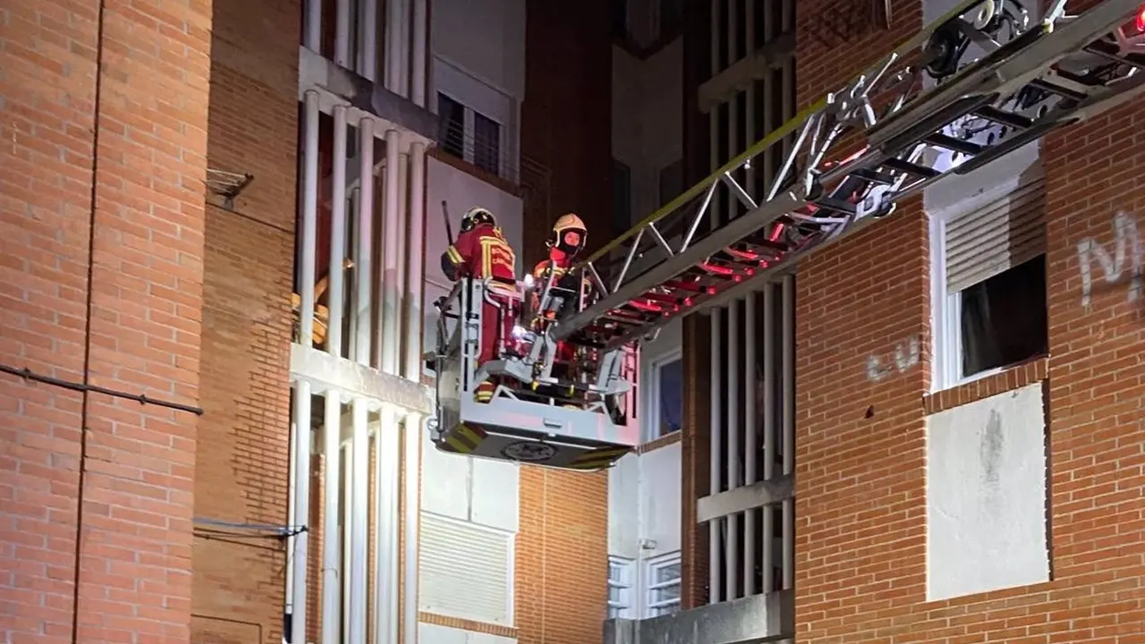 Incendio en ropa colgada en un balc&oacute;n en Santo&ntilde;a