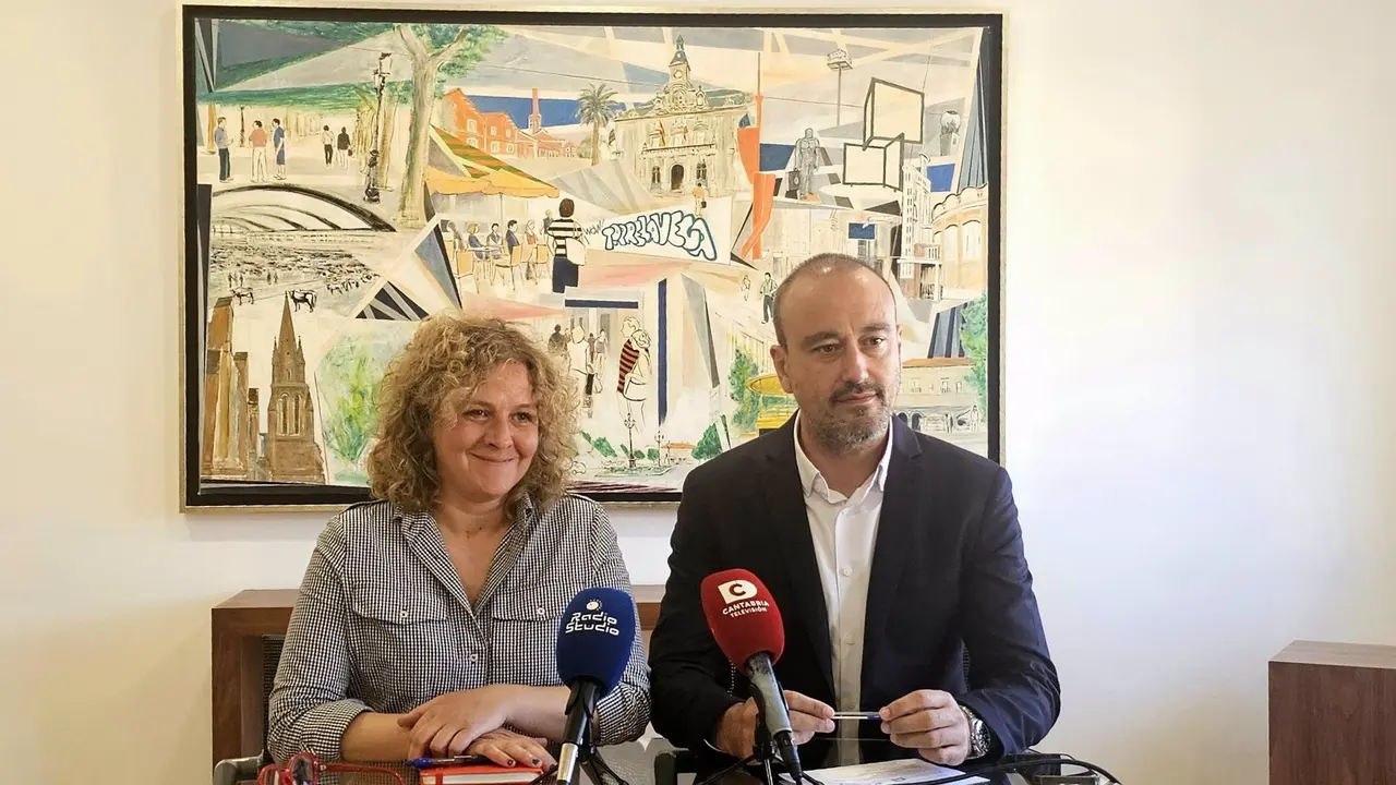 El alcalde de Torrelavega, Javier López Estrada, y la concejala Patricia Portilla