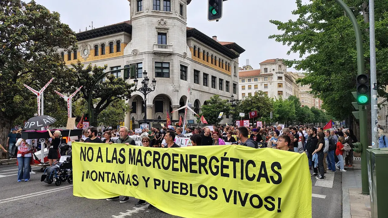Unas 1.500 personas se manifiestan en Santander en contra de los polígonos eólicos y las plantas de biogás