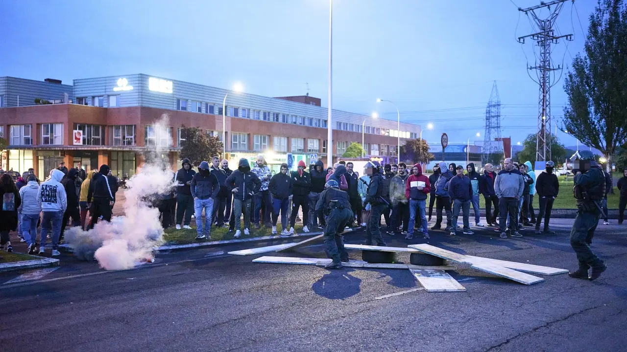 Varios trabajadores del metal hacen una hoguera durante la segunda jornada de la huelga