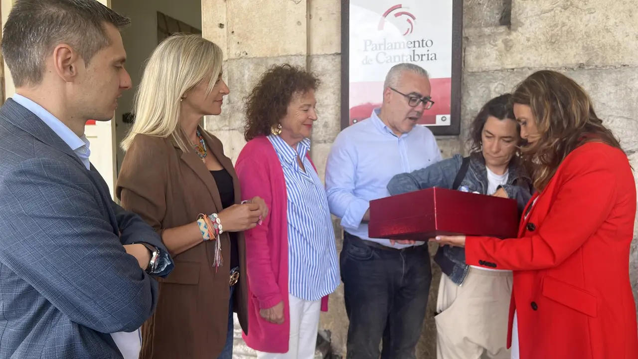 El AMPA de El Pedregal registra en el Parlamento más de 11.300 firmas contra el cierre del centro